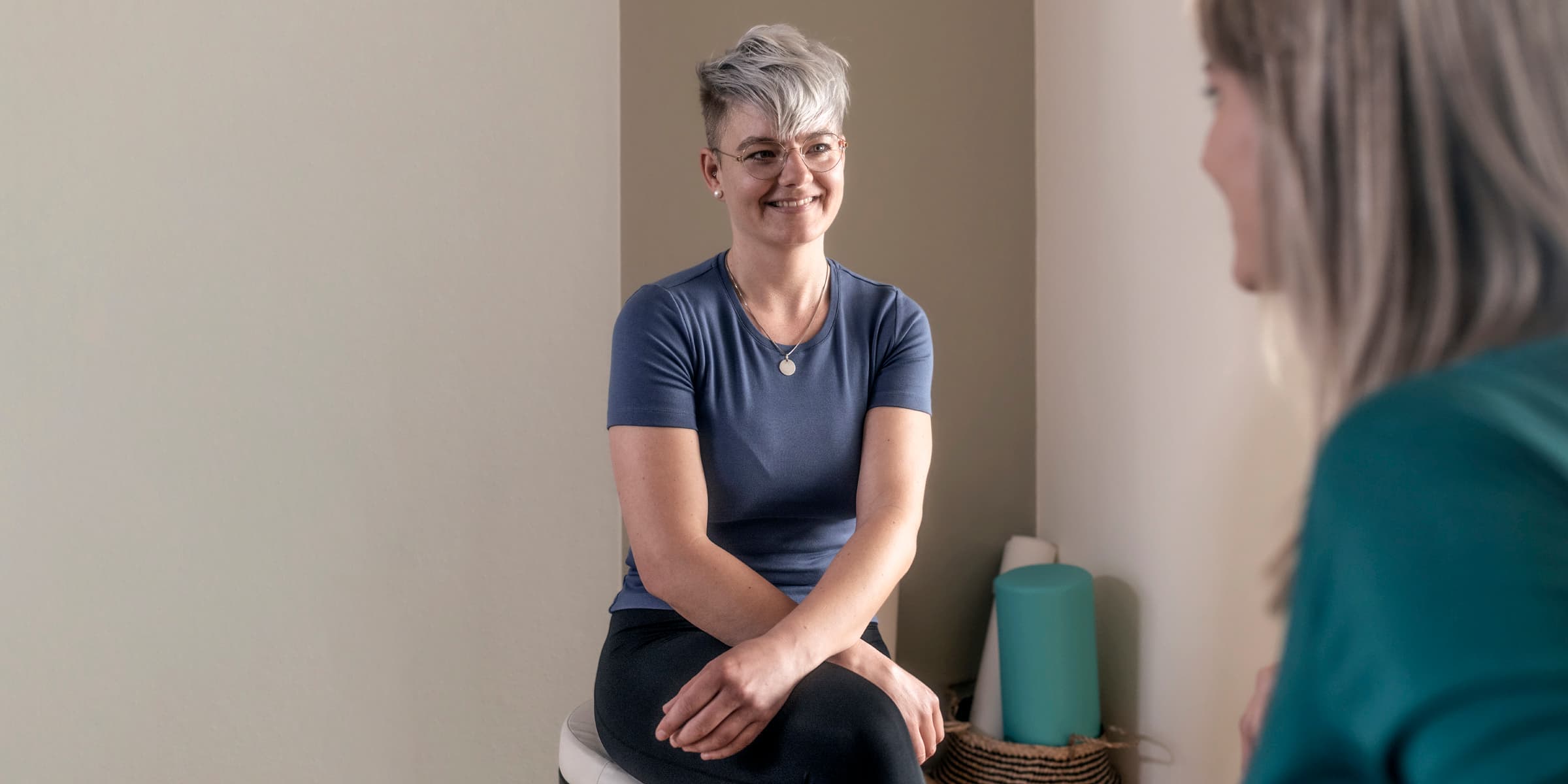 Alexandra Tanner im Gespräch mit einer Kundin bei Massagezeiten in St. Gallen
